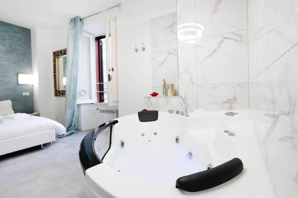 White Panoramic Jacuzzi Suite Trastevere - Top Collection Рим Екстериор снимка