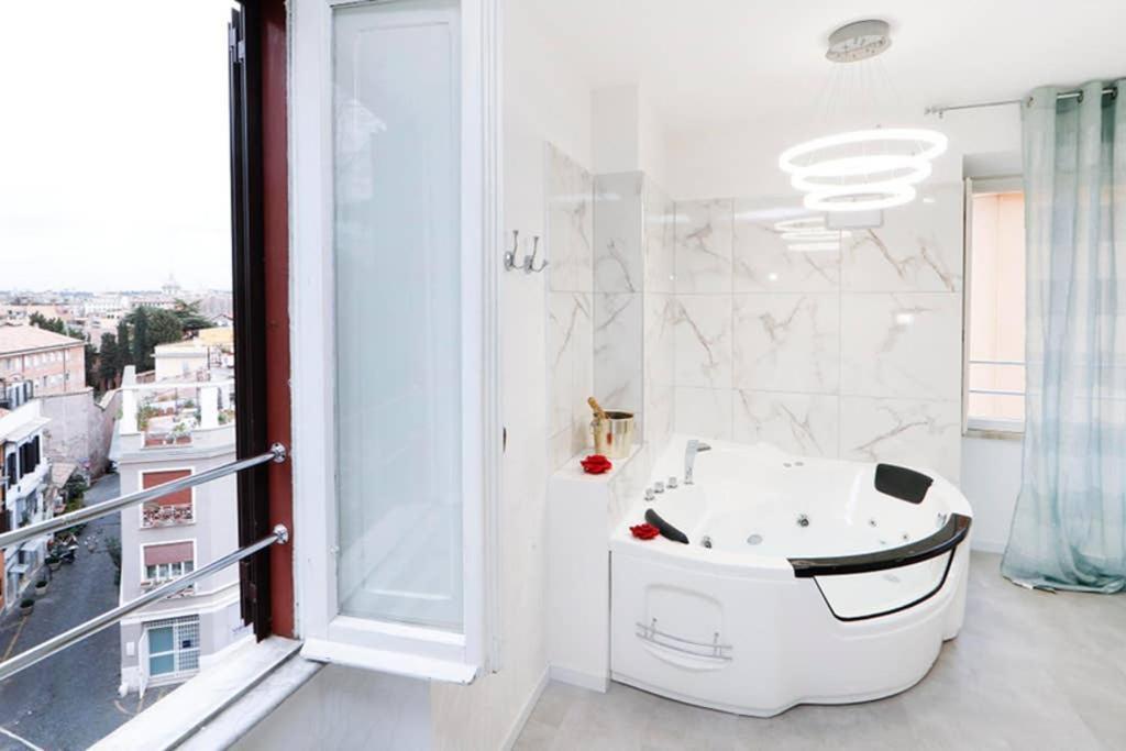 White Panoramic Jacuzzi Suite Trastevere - Top Collection Рим Екстериор снимка