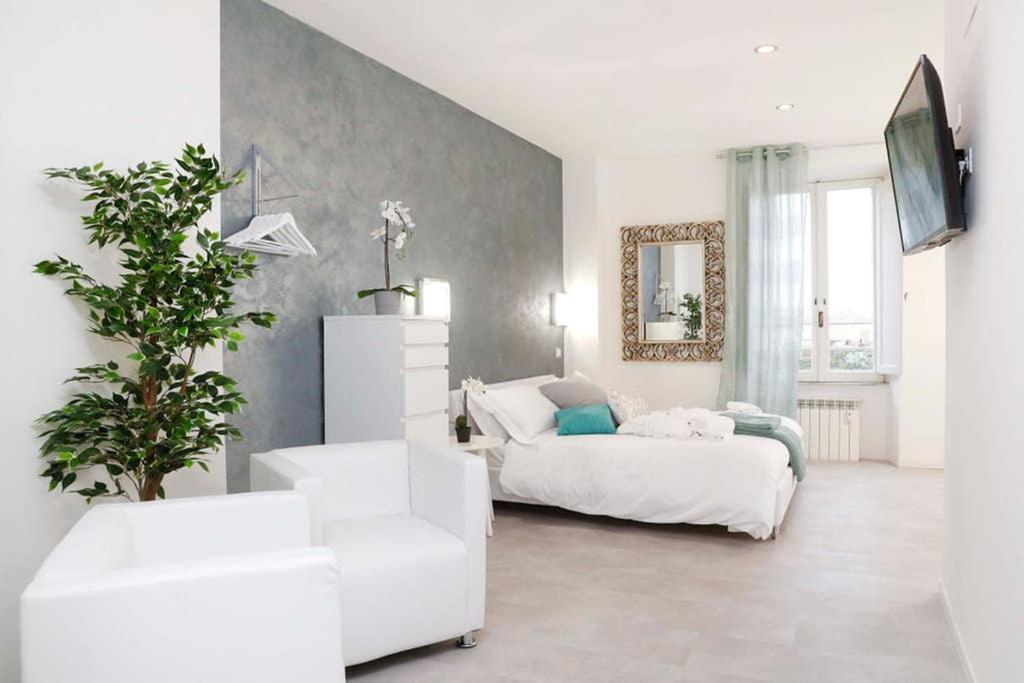 White Panoramic Jacuzzi Suite Trastevere - Top Collection Рим Екстериор снимка
